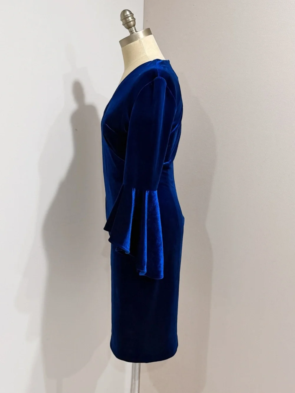 Calvin Klein Women's Sapphire Blue Flare-Sleeve Velvet Sheath Dress Size 4